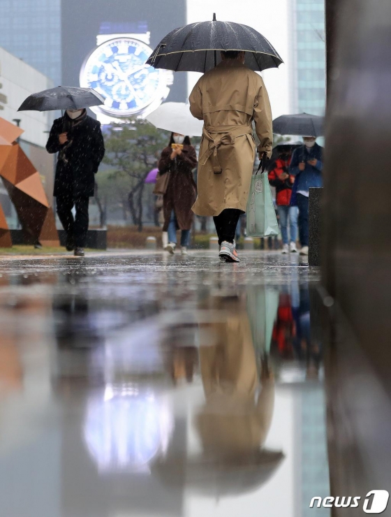 전국에 봄비가 내린 10일 오전 서울 강남구 삼성동에서 우산을 쓴 시민들이 길을 걷고 있다. 2020.3.10/ 사진 = 뉴스 1