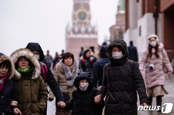 마스크를 쓴 관광객들이 러시아 모스크바의 붉은 광장을 걷고 있다. © AFP=뉴스1