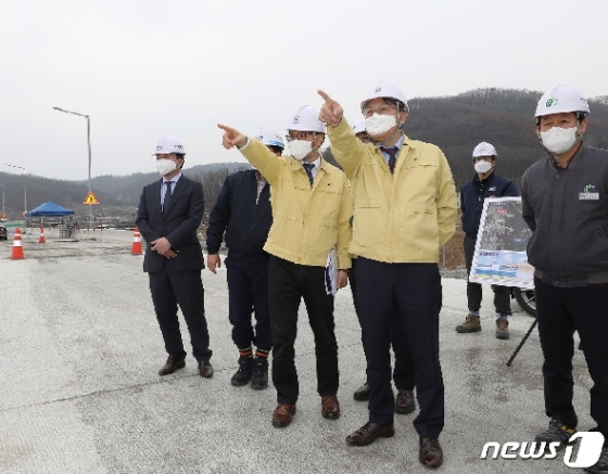 [사진] 국도건설현장 점검하는 손명수 차관