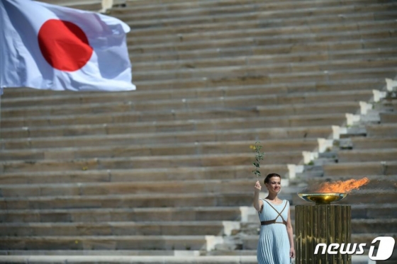  그리스 배우 산티 게오르기오가 19일 (현지시간) 아테네에서 열린 도쿄 올림픽 성화 인수식에서 성화를 들고 있다.  / 사진=AFP(뉴스1)