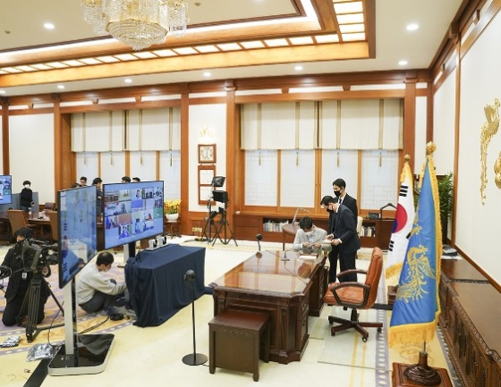 청와대 본관 대통령집무실에 마련된 G20 화상정상회의 시스템/사진=청와대 제공