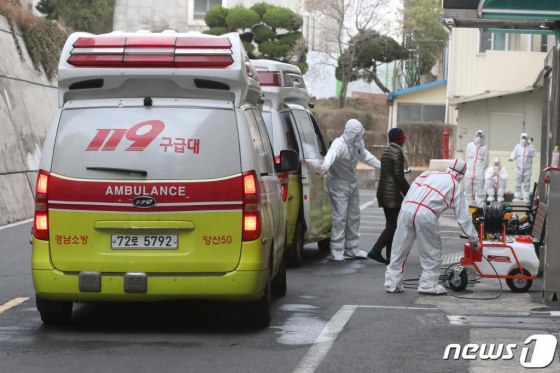 24일 오후 코로나19 지역거점병원인 계명대학교 대구동산병원에서 방역요원들이 구급차를 소독하고 있다. /사진=뉴스1
