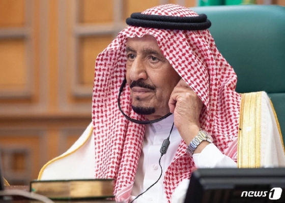 살만 빈 압둘 아지즈 알 사우드 사우디아라비아 국왕이 26일 열린 주요 20개국(G20) 특별 화상 정상회의에 참석하고 있다. © AFP=뉴스1