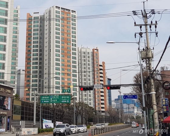 지하철 6호선 대흥역 인근 모습. 왼쪽부터 마포자이2차아파트와 공사 중인 마포프레스티지자이(염리3구역 재개발) 아파트가 보인다./사진= 박미주 기자