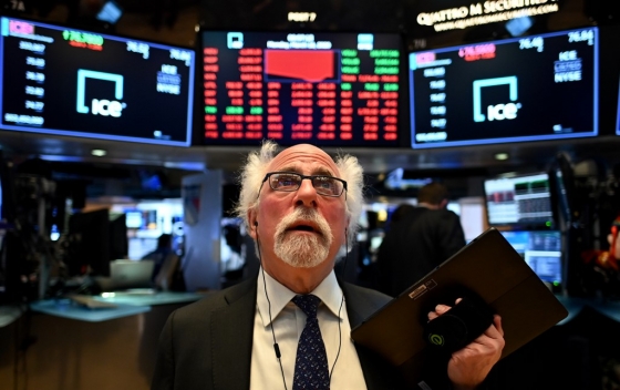 ‘월가의 아인슈타인’으로 불리는 뉴욕증권거래소(NYSE)의 유명 트레이더 피터 터크먼(63)가 26일(현지시간) 코로나19에 감염된 것으로 확인됐다. /AFPBBNews=뉴스1