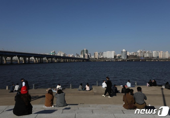 신종 코로나바이러스 감염증(코로나19) 확산이 계속되고 있는 가운데 22일 오후 서울 여의도한강공원을 찾은 시민들이 봄을 즐기고 있다./사진=뉴스1