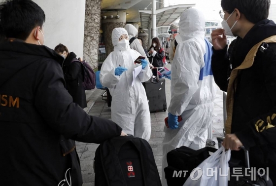 [인천공항=뉴시스] 최동준 기자 = 인천국제공항에 도착한 중국인 유학생들이 25일 학교 관계자에게 이동 안내를 받고 있다. 2020.02.25.   photocdj@newsis.com