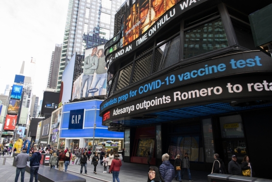 뉴욕 타임스퀘어 전광판에 코로나19(신종 코로난바이러스 감염증) 관련 정보가 표시되고 있다./사진=AFP