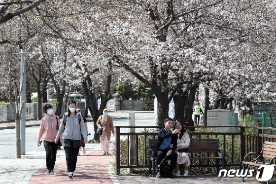 28일 서울 여의서로 봄꽃길을 찾은 시민들.  2020.3.28/뉴스1 © News1 이동해 기자