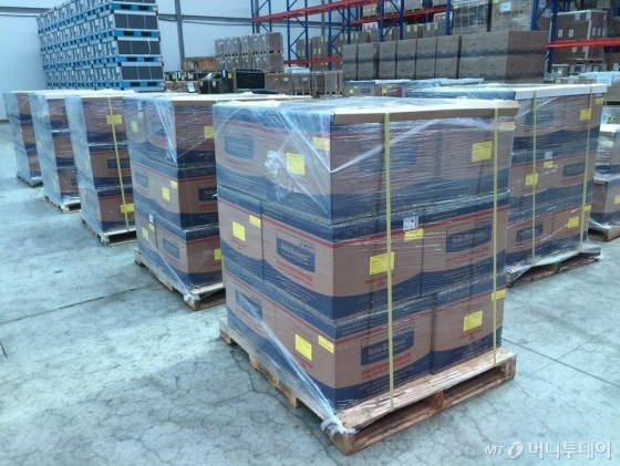 지난 12일 UAE에 수출하기 위한 진단키트 관련 물품이 인천공항 근처 물류 창고에 보관돼 있다. /사진제공=외교부