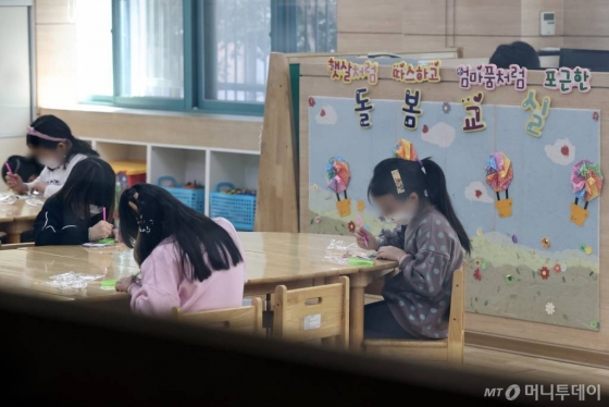 20일 오전 서울 마포구 동교초등학교에 마련된 돌봄교실에서 아이들이 수업에 열중하고 있다. / 사진=김창현 기자 chmt@