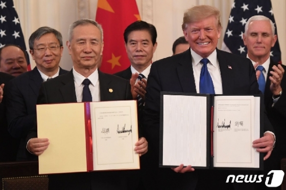 트럼프 미국 대통령은 활짝 웃고 있는데 비해 류허 중국 부총리는 떨더름한 표정이다. © AFP=뉴스1 © News1