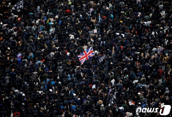 새해 첫날 홍콩 시위대가 민주화를 요구하며 영국 국기를 들고 대규모 집회를 벌이고 있다. © 로이터=뉴스1