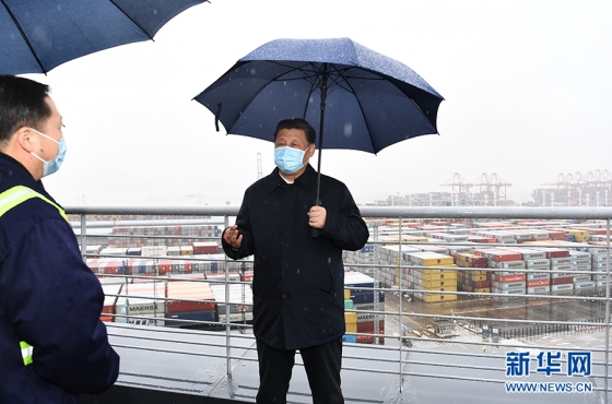 [베이징=신화/뉴시스]시진핑 중국 국가주석이 저장성 닝보 촨산항구에서 조업재개 현장을 둘러보고 있다.