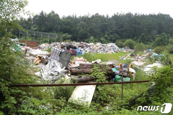 지난해 8월12일 경북 김천시 양천동 배나무골 한 야산에 산업폐기물 등 쓰레기들이 쌓여 있다. /사진=뉴스1