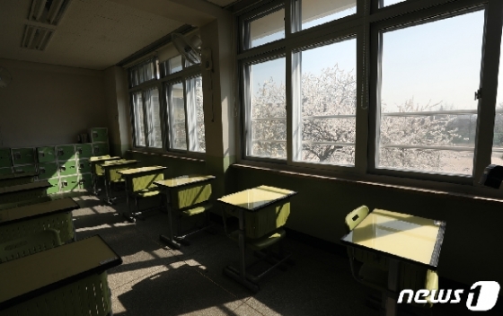 [사진] 불 꺼진 교실과 봄꽃