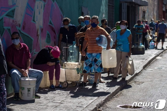 [사진] 물 받으러 줄 선 베네수엘라 시민들