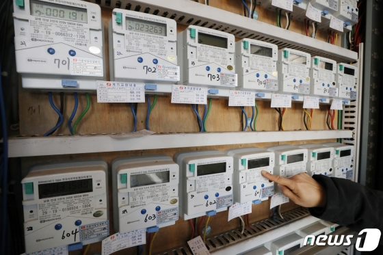 서울의 한 다세대주택에서 관리인이 전기 계량기를 살펴보고 있다. 2019.12.31/뉴스1  
