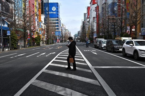 지난 30일 마스크 쓴 남성이 일본 도쿄 아키하바라 거리를 지나고 있다. /사진=AFP