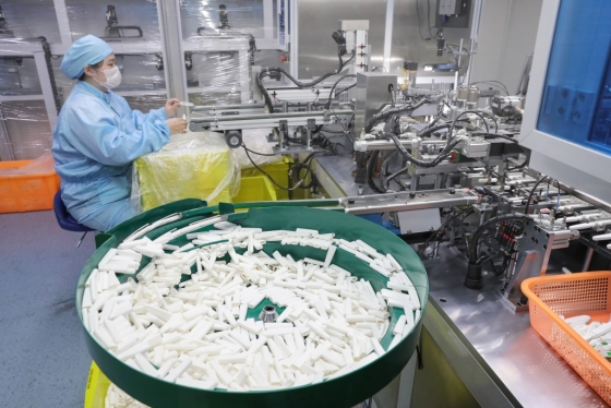 중국에서 코로나19 진단키트를 생산하고 있다./사진=AFP