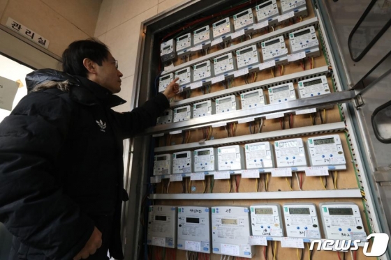31일 서울의 한 다세대주택에서 관리인이 전기 계량기를 살펴보고 있다. 2019.12.31/사진=뉴스1