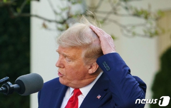 [사진] 코로나 브리핑하며 머리 매만지는 트럼프