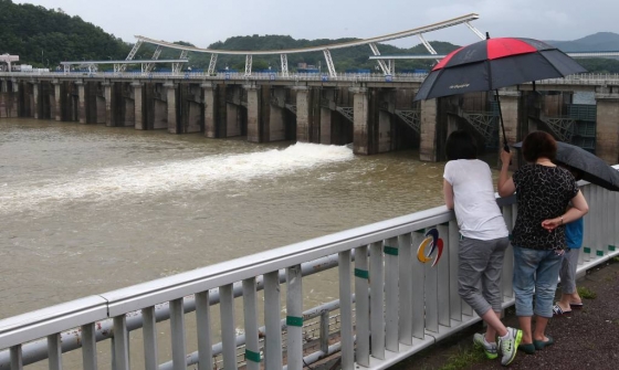 9일 경기도 하남시 팔당댐이 수문을 한개 열고 물을 방류하고 있다. / 사진=하남(경기)=홍봉진기자 honggga@