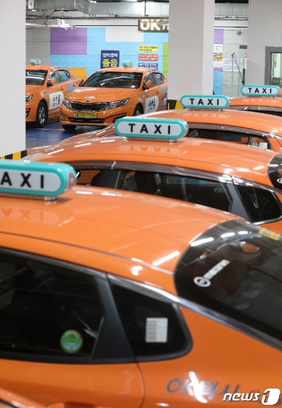 [사진] 코로나19 직격탄 맞은 택시업계