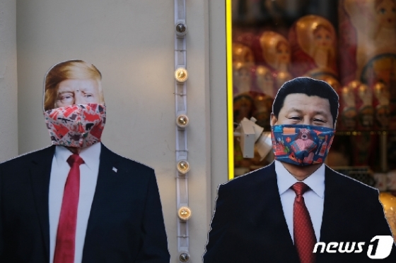러시아 모스크바에 전시된 도널드 트럼프 미국 대통령과 시진핑 중국 국가주석 종이 이미지. © 로이터=뉴스1