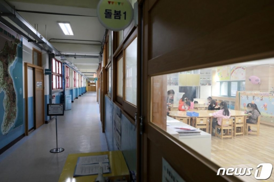 (서울=뉴스1) 이승배 기자 = 20일 오전 서울 마포구의 한 초등학교에 마련된 돌봄교실에서 아이들이 수업을 받고 있다. 2020.3.20/뉴스1