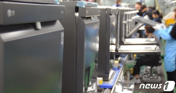 LG전자 직원들이 지난 2월 경남 창원공장에서 디오스 식기세척기를 생산하고 있다. /사진제공=LG전자