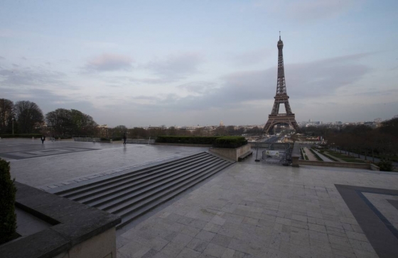 프랑스 국경과 전국에 봉쇄령이 내려진 3월 17일(현지시간) 평소 수많은 관광객 등으로 붐비던 파리 에펠탑 트로카데로 광장이 텅 비어있다. / 사진=사진부 기자 photo@