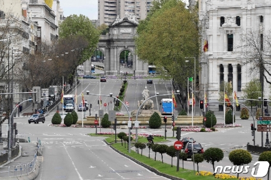 텅 비어있는 스페인 마드리드의 관광 명소 시벨레스 광장. © AFP=뉴스1