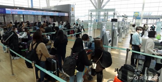[사진]일본행 탑승객들로 줄지은 발퀀 카운터