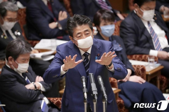 아베 신조 일본 총리가 1일 (현지시간) 코로나19 예방 마스크를 착용하고 도쿄 참의원에 참석해 발언을 하고 있다. /사진=AFP(뉴스1)