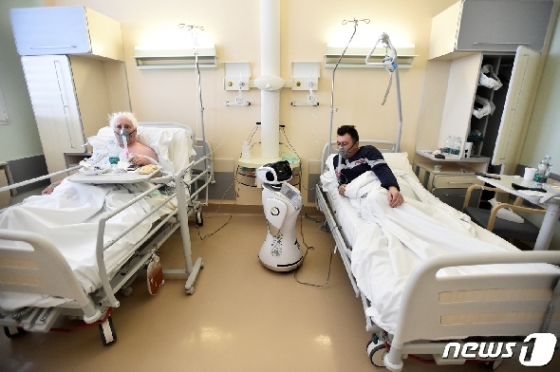 신종 코로나바이러스 감염증(코로나19) 확산세를 보이고 있는 1일 이탈리아의 한 병원에 환자 치료를 돕는 로봇이 활동하고 있다. © 로이터=뉴스1 © News1 이재명 기자