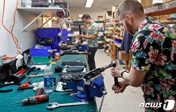 지난달 20일 미국 유타주 오럼 소재 총기 판매점에서 직원들이 AR-15 라이플을 조립하고 있는 모습. © AFP=뉴스1