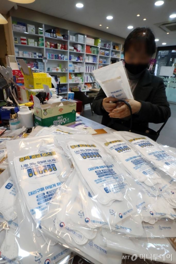 평일 전국 약국에 공급되는 공적 마스크 물량이 늘어난 30일 서울 중구 명동의 한 약국에서 시민이 공적 마스크를 구매하고 있다. / 사진=이기범 기자 leekb@