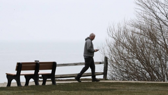 [유클리드=AP/뉴시스]지난 19일 오하이오 유클리드 한 공원에서 한 남성이 홀로 산책하고 있다. 오하이오 주 정부는 22일(현지시간) 신종 코로나바이러스 감염증(코로나19) 확산 저지를 위해 자택 격리 명령을 내렸다. 2020.03.23.