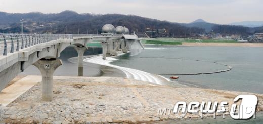 4대강 정비사업으로 건설된 남한강 이포보 /사진=뉴스1
