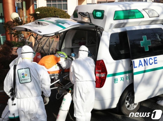 21일 오후 국내 첫 신종 코로나바이러스 감염증(코로나19) 두 번째 사망자가 발생한 경북 청도군 청도대남병원에서 입원 중인 환자가 다른 병원으로 이송되고 있다. /사진=뉴스1