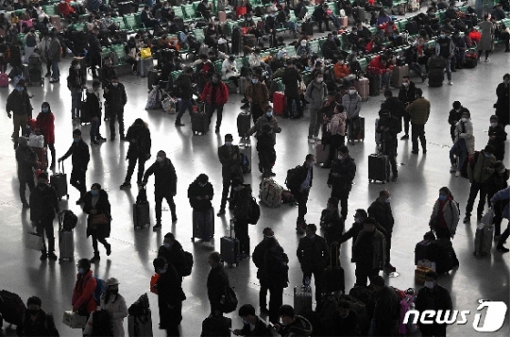 지난 10일 중국 한 역에서 열차를 기다리는 중국인들. (자료사진) © AFP=뉴스1