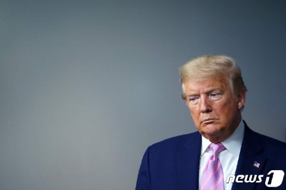 [사진] 코로나 브리핑 참석한 트럼프의 심각한 표정