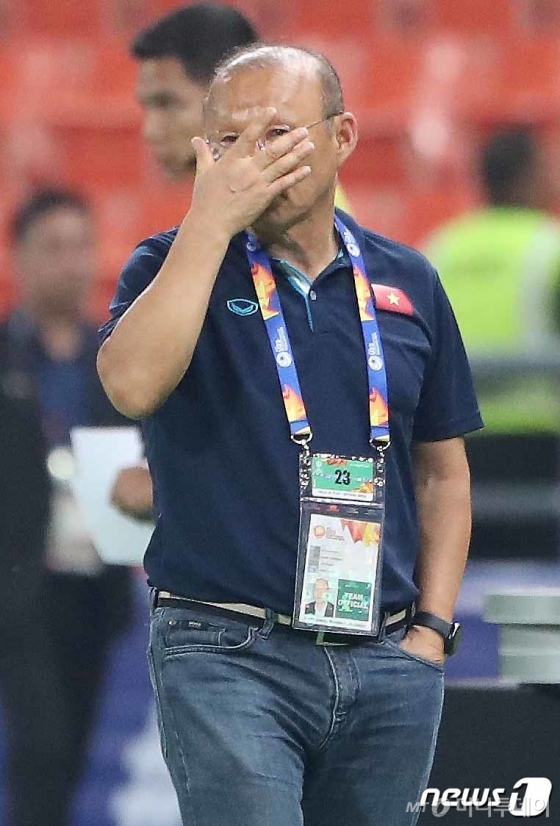 박항서 베트남 U-23 축구대표팀 감독이 지난 1월 16일 오후(현지시간) 태국 방콕 라자망갈라 스타디움에서 열린 '2020 AFC U-23 챔피언십' 베트남과 북한의 조별리그 3차전 경기에서 패한 뒤 아쉬워하고 있다.