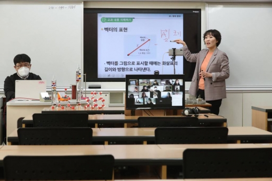 2일 인천 서구 초은고등학교에서 선생님이 코로나19에 대응한 실시간 화상 수업을 하고 있다. / 사진=이기범 기자 leekb@