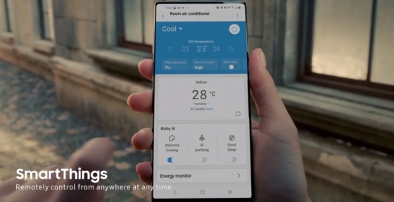 삼성전자 글로벌 유튜브 채널에 등록된 2020년형 무풍에어컨 광고 영상에 등장한 스마트폰. 화면에 전면카메라가 보이지 않는다.