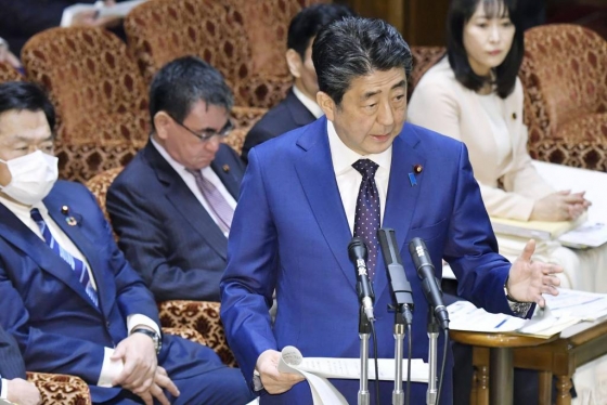 아베 신조 일본 총리가 지난달 23일 참의원 예산 위원회에 참석했다. 이날 아베 총리는 신종 코로나바이러스 감염증 확산으로 2020 도쿄올림픽·패럴림픽을 '완전한 형태'로 실시할 수 없다면 연기할 수도 있다고 밝혔다. /사진=뉴시스