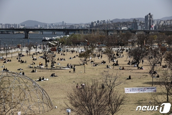 [사진] 띄엄띄엄 앉아 봄 햇살 즐기는 시민들