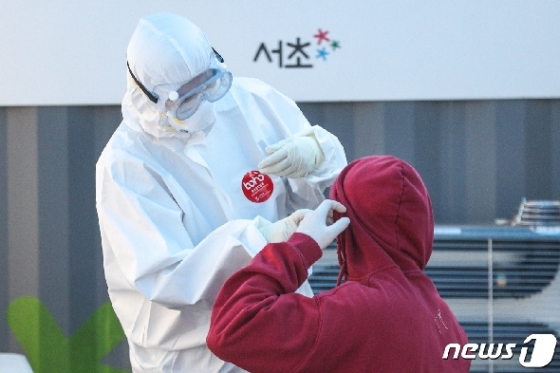 지난달 30일 오후 서울 서초구보건소 선별진료소에서 시민들이 신종 코로나바이러스 감염증(코로나19) 검사를 받고 있다. 이날 보건당국에 따르면, 강남구에선 3월에만 17명의 해외 접촉 관련 확진자가 발생했다. 이 중 11명이 유학생이다.  2020.3.30/뉴스1 © News1 성동훈 기자