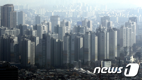 '12·16 부동산 대책' 이후 지난 1월 서울의 9억원 이상 아파트 거래량, 거래 비중이 크게 줄어든 것으로 조사됐다. 부동산114가 국토교통부 실거래를 조사한 자료에 따르면 지난 1월 서울 아파트 거래건수는 1439건으로, 12월 7532건 대비 80.9% 감소했다. / 사진=뉴스1